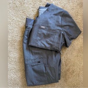 Figs Graphite Grey SET Casma™ Three-Pocket Scrub Top size large Joggers large